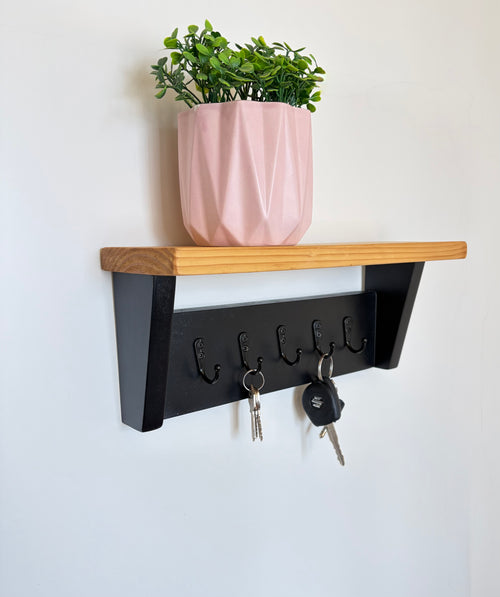 Colgador de llaves con repisa