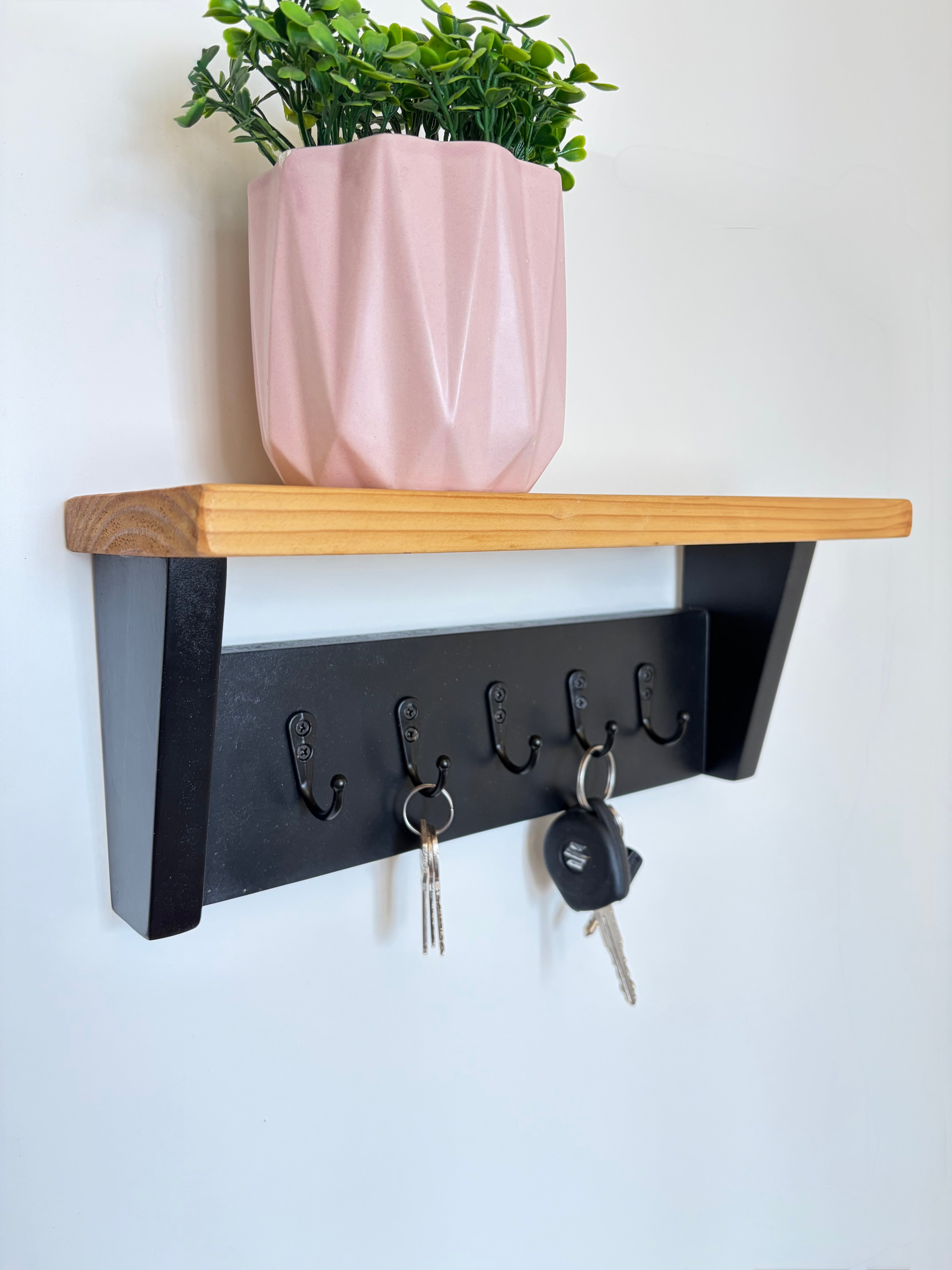 Colgador de llaves con repisa