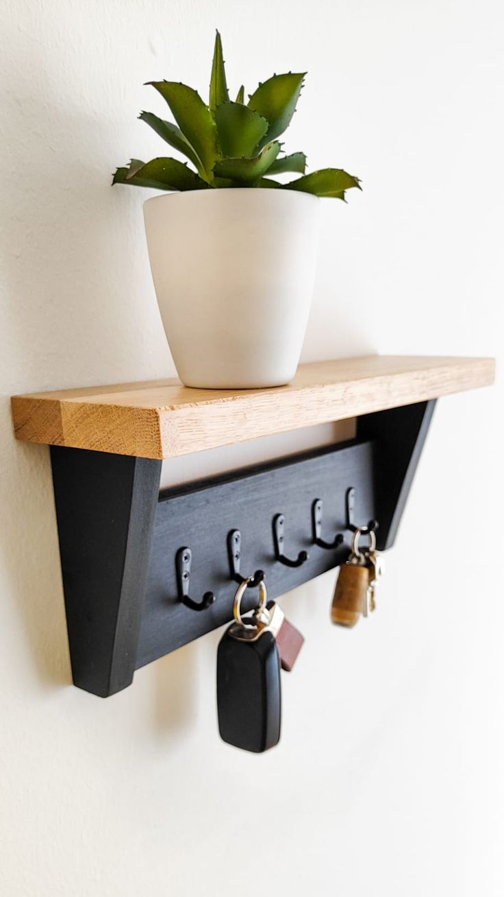 Colgador de llaves de pared con repisa superior de madera y 5 ganchos negros estilo industrial
