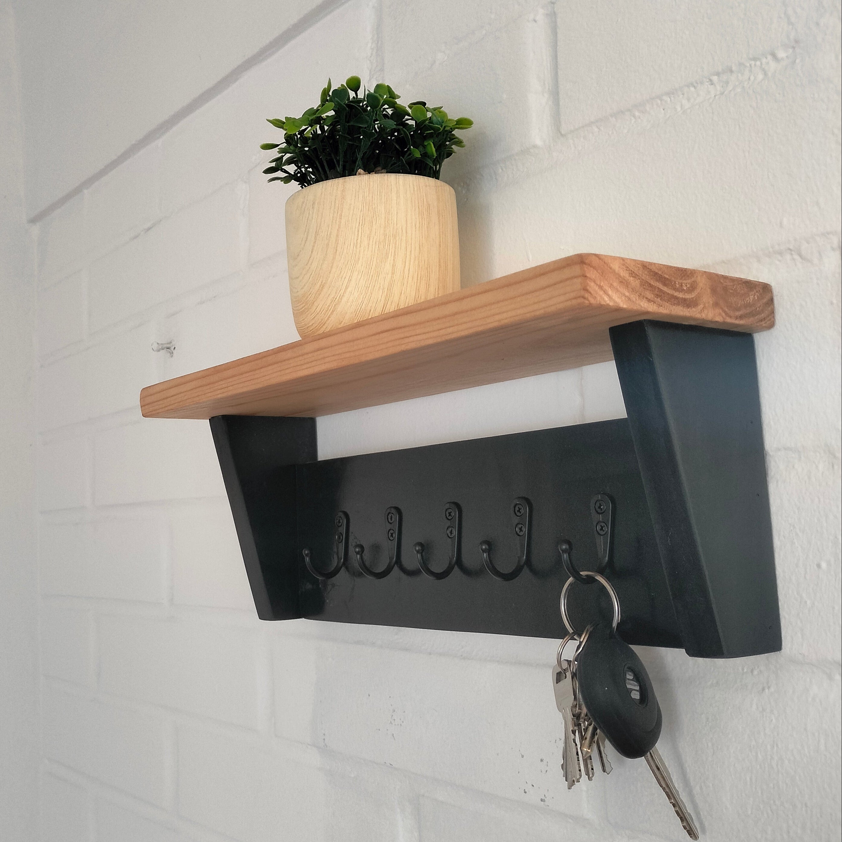 Colgador de llaves de pared con repisa superior de madera y 5 ganchos negros estilo industrial