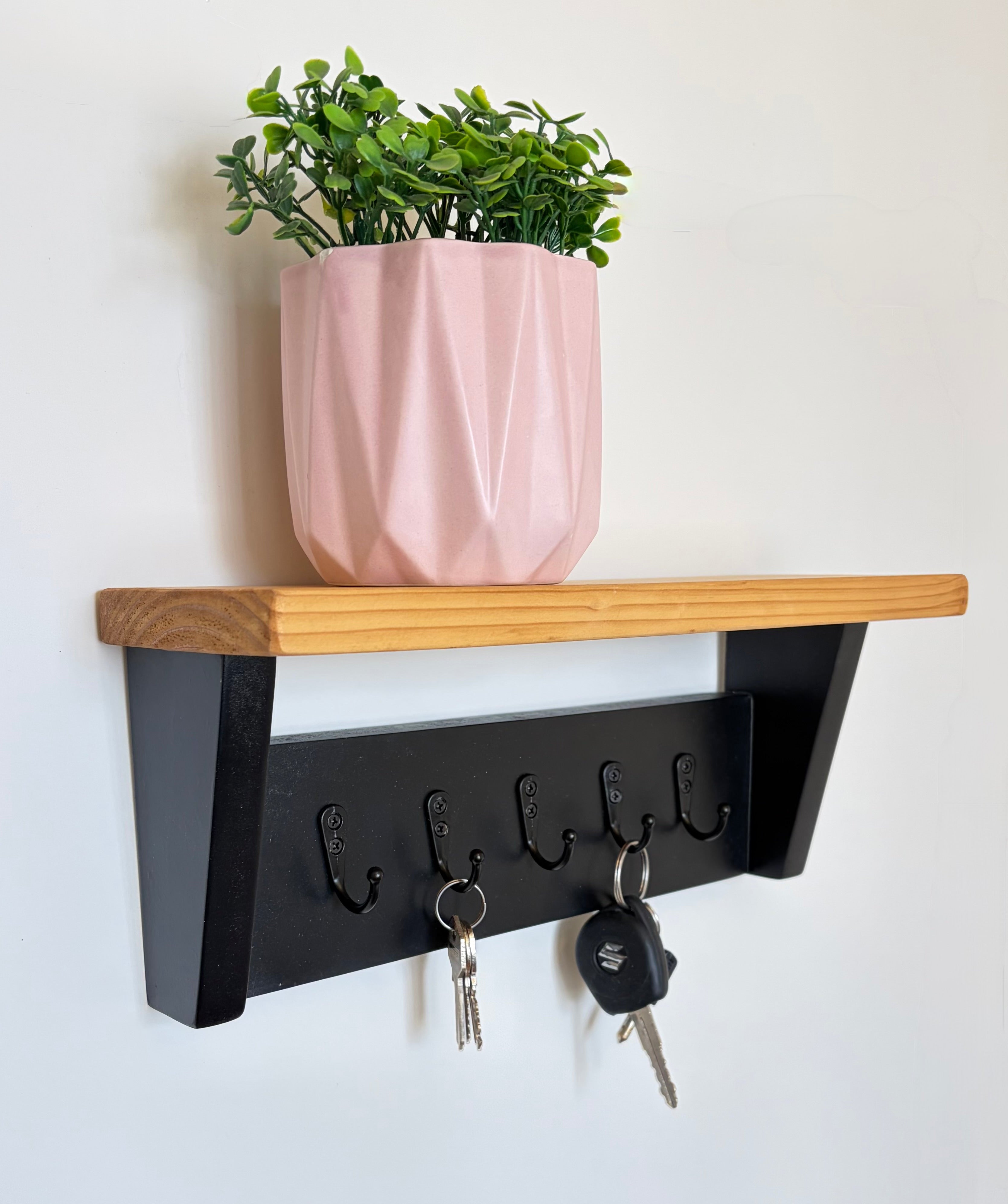 Colgador de llaves de pared con repisa superior de madera y 5 ganchos negros estilo industrial