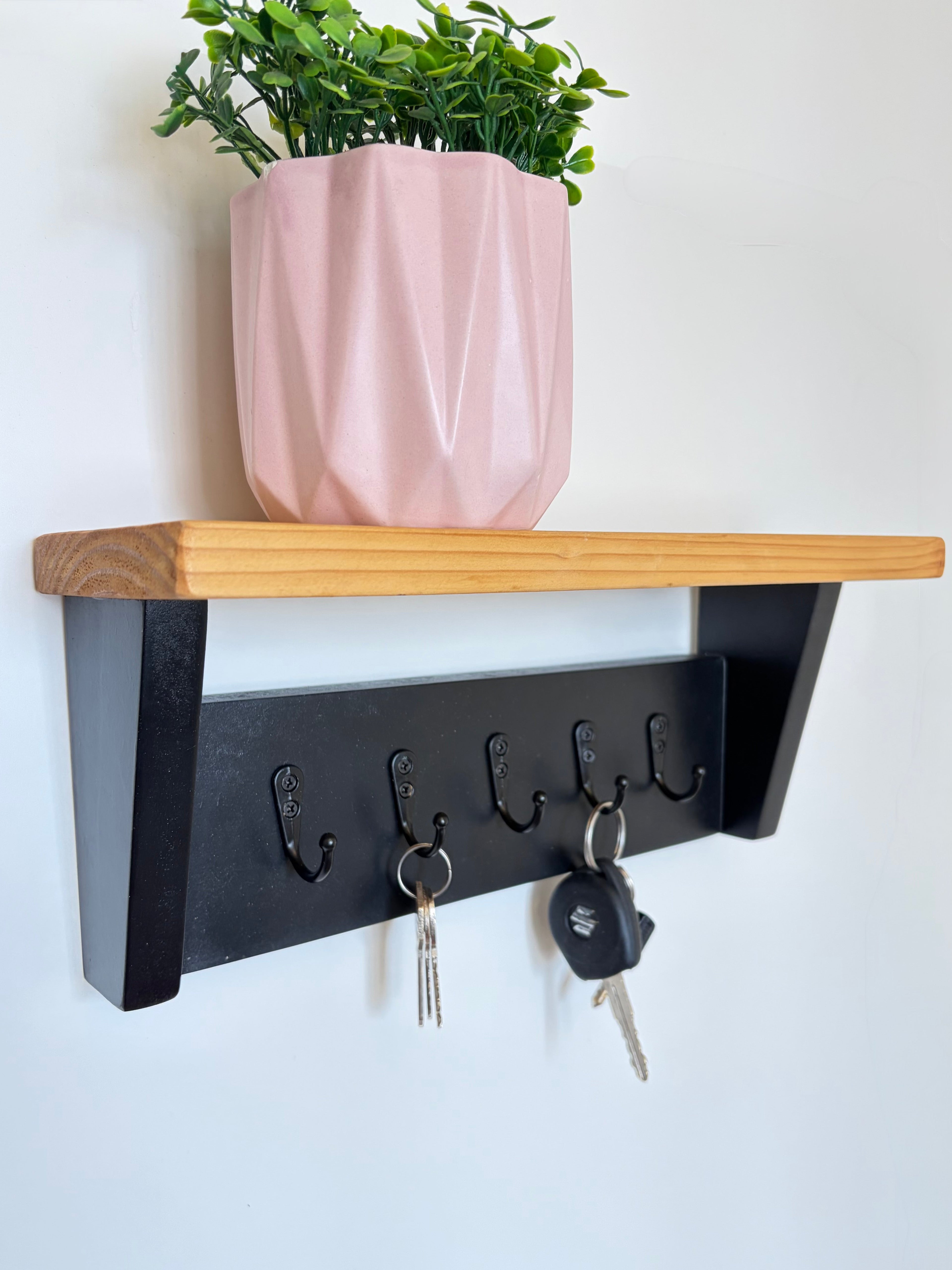 Colgador de llaves de pared con repisa superior de madera y 5 ganchos negros estilo industrial