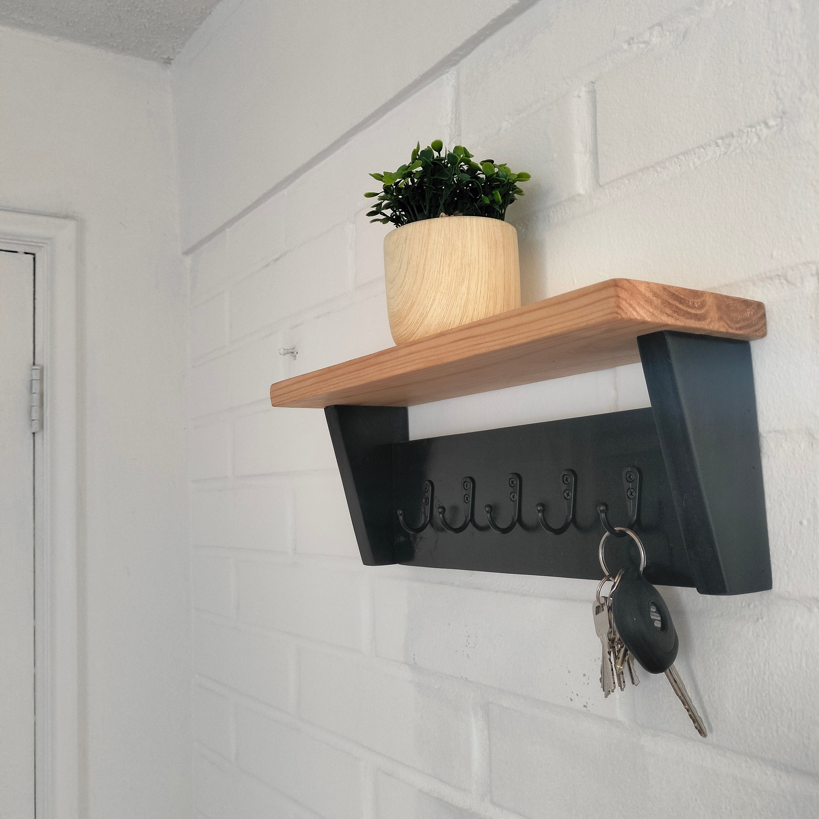 Colgador de llaves con repisa